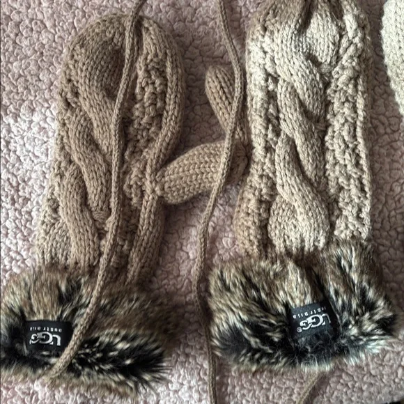 UGG Beige Knit Beanie and Mittens Set - Picture 3 of 6